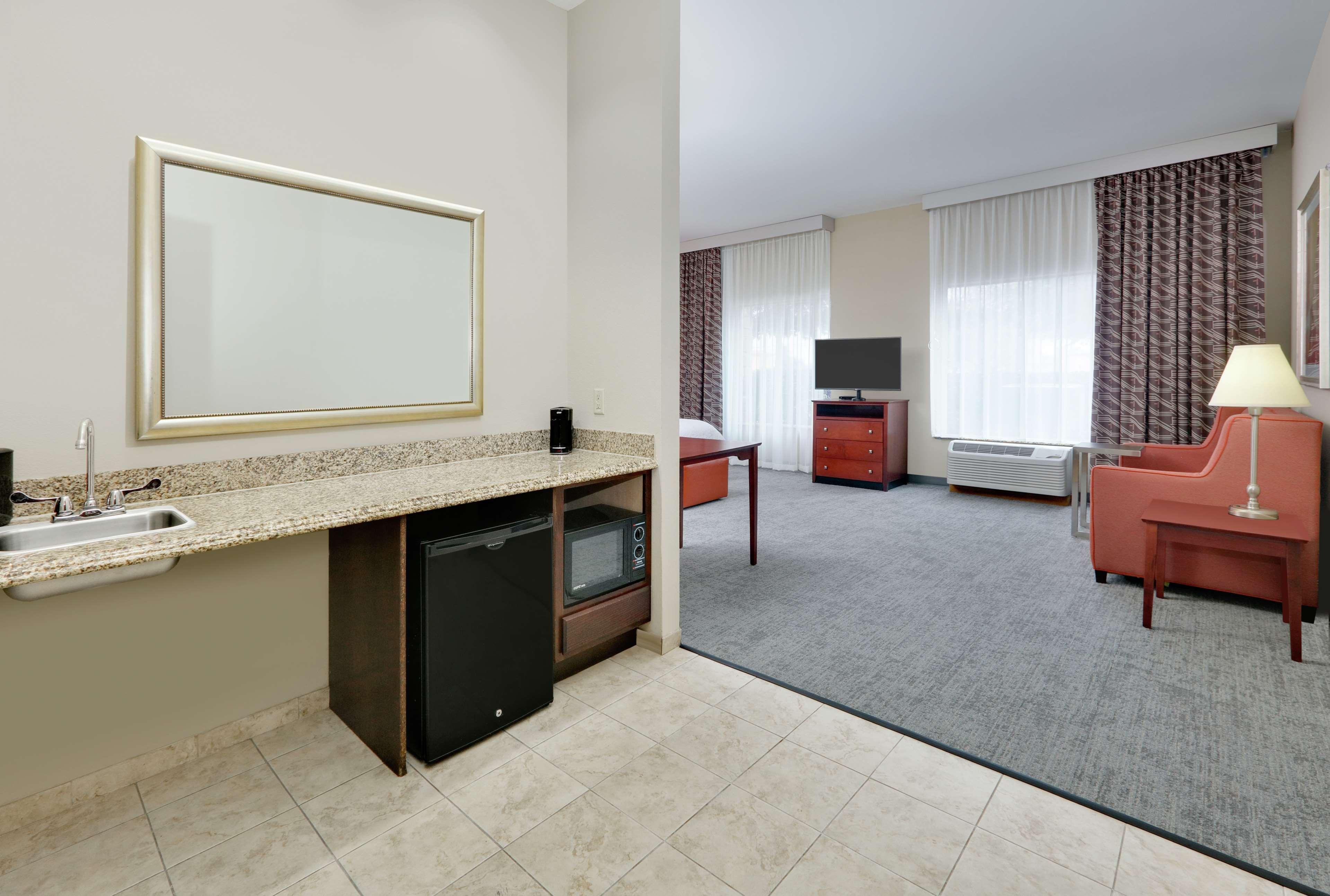 Hampton Inn&suites I-20 3*